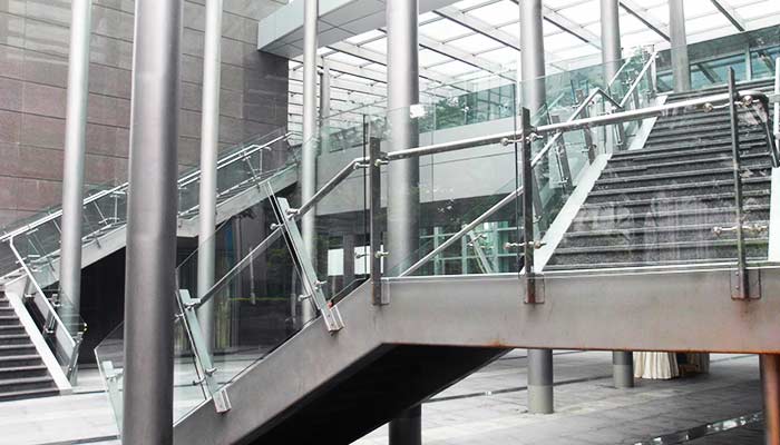 華中展銷會展中心樓梯扶手的應用