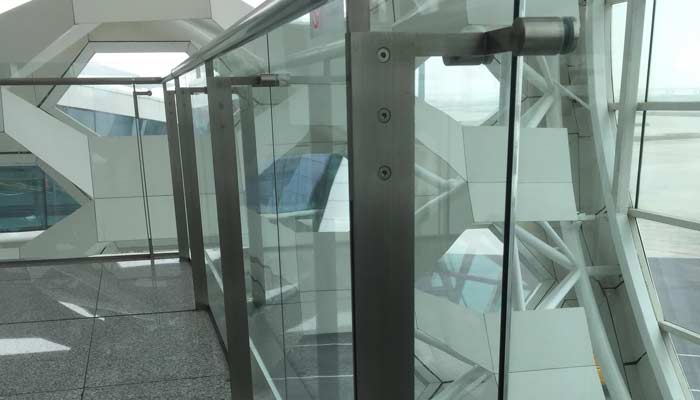 山東在建中機場不銹鋼立柱的使用